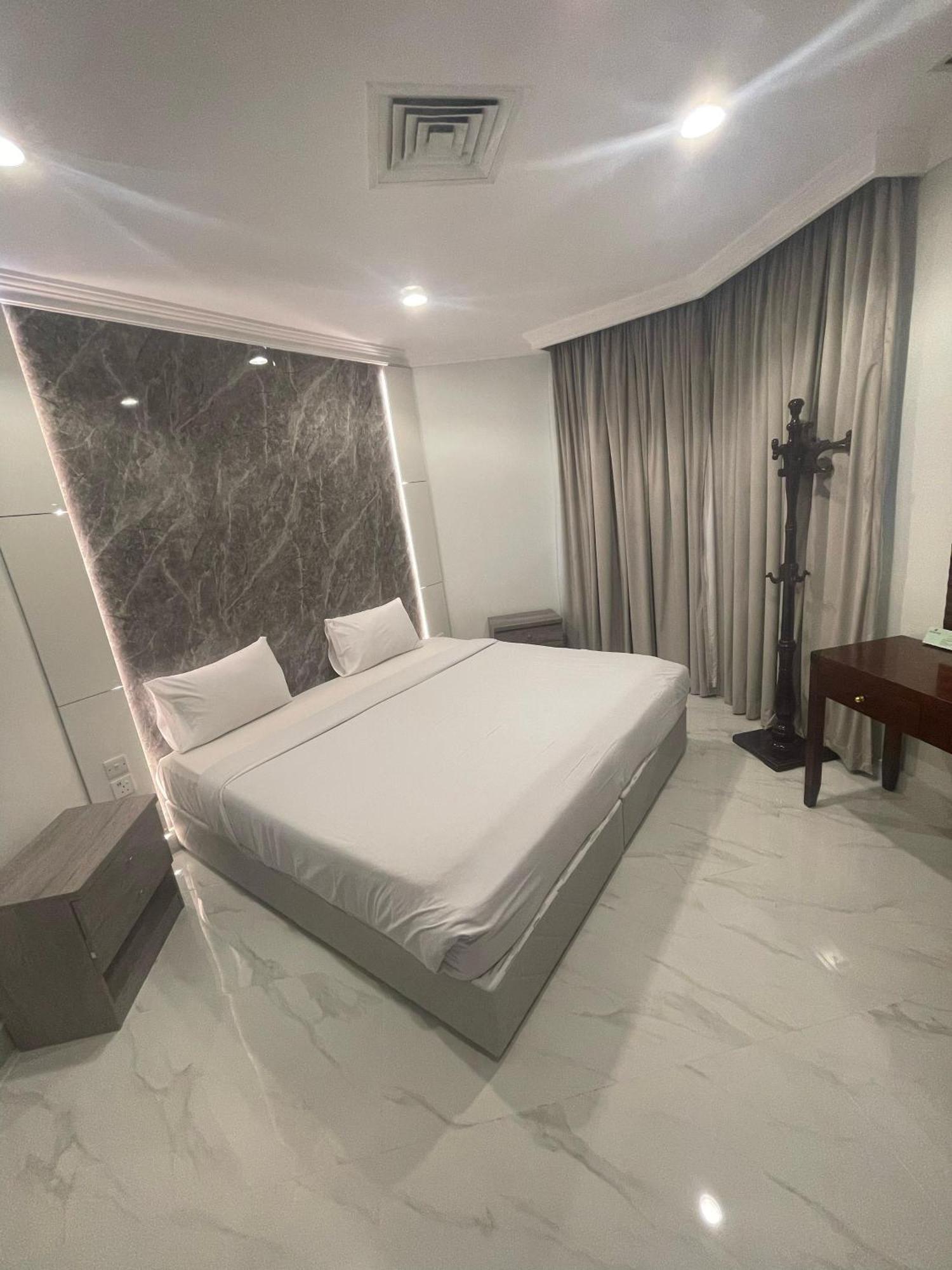 Continental Suite Farwaniya Kuwait City Bagian luar foto