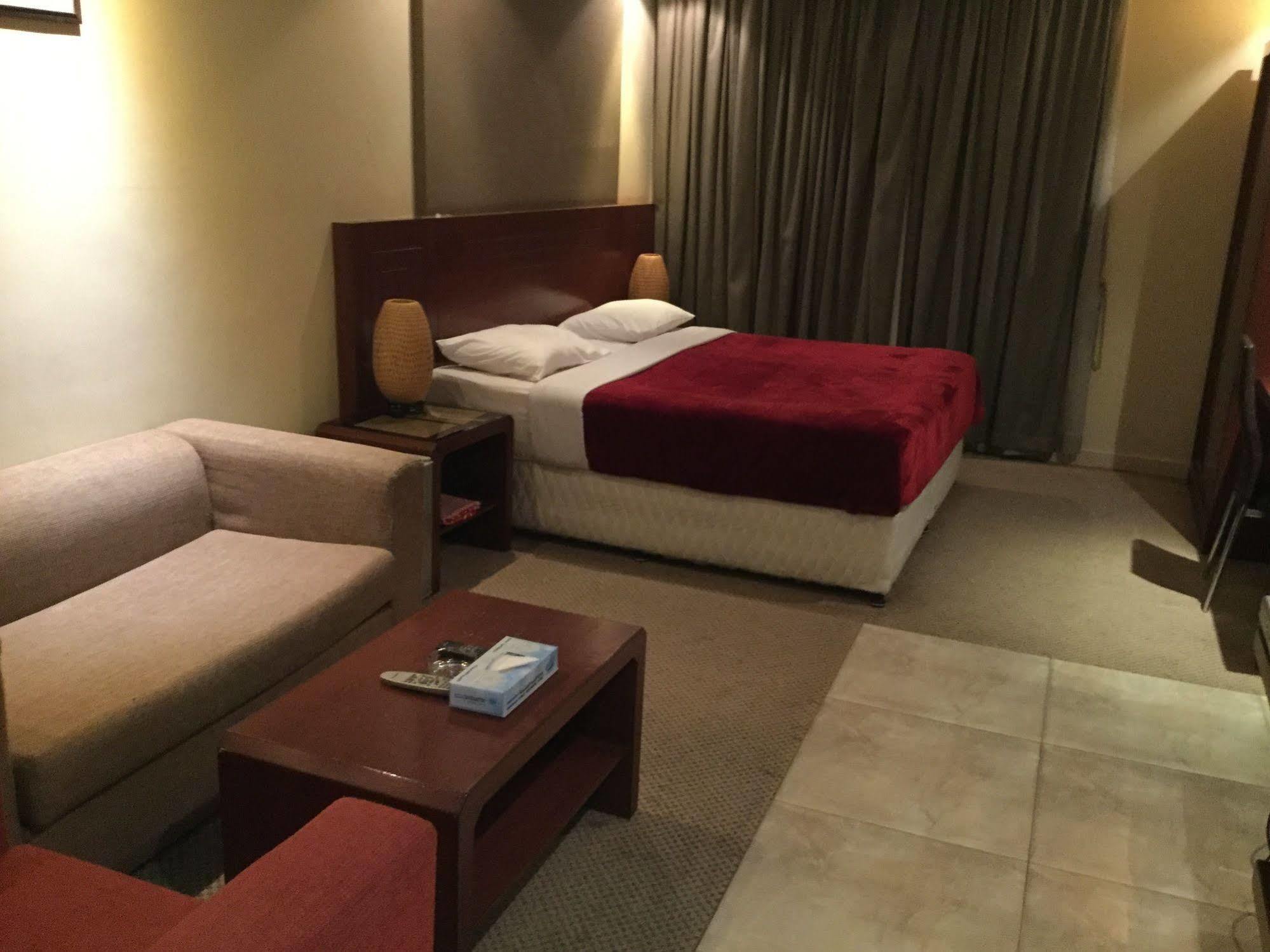 Continental Suite Farwaniya Kuwait City Bagian luar foto
